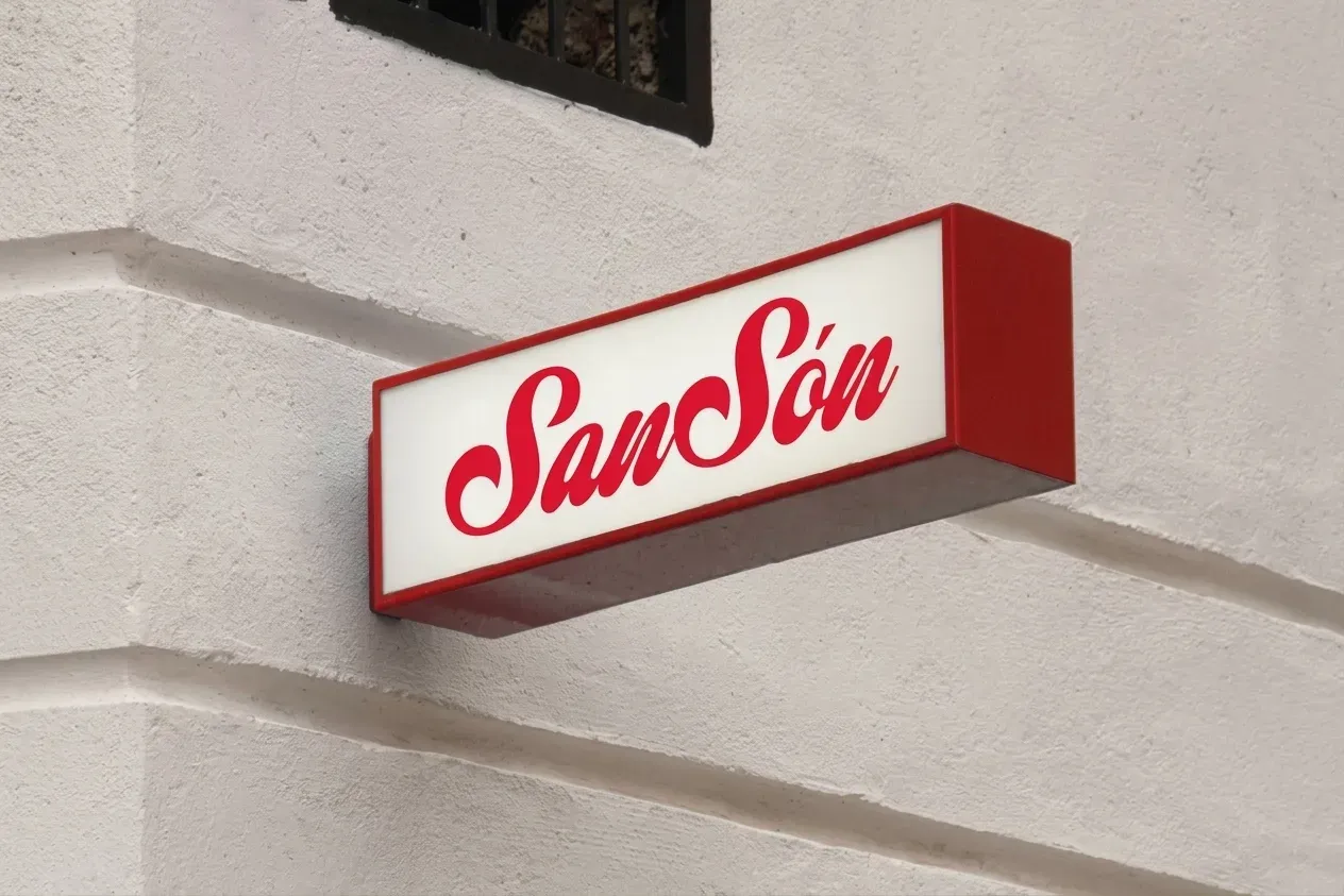 Cartel luminoso de Sansón en una pared